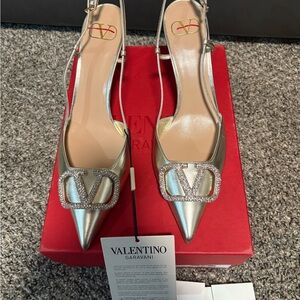 Valentino Garavani sling-back pump in Platinum